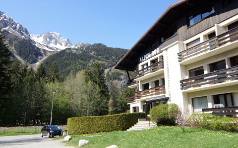 Alpen Roc: Fabriek, Lucht, Eigendom, Gebouw, Berg, Wit, Venster, Vrije Tijd, Gras, Landschap