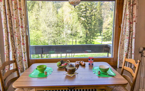 Alpen Roc: Tafel, Meubilair, Gebouw, Eigendom, Fabriek, Venster, Tableware, Groen, Hout, Boom