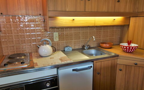 Alpen Roc: Cabinetry, Countertop, Eigendom, Gootsteen, Toestel Van De Keuken, Keuken, Fornuis, Hout, Huishoudapparatuur, Verlichting