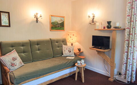 Alpen Roc: Fotolijst, Meubilair, Eigendom, Bankstel, Comfort, Gebouw, Hout, Verlichting, Interieur Ontwerp, Flooring