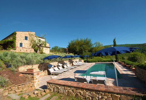 Villa Badia: Fabriek, Lucht, Plantengemeenschap, Azure, Land Lot, Boom, Schaduw, Tafel, Buitenmeubels, Gras