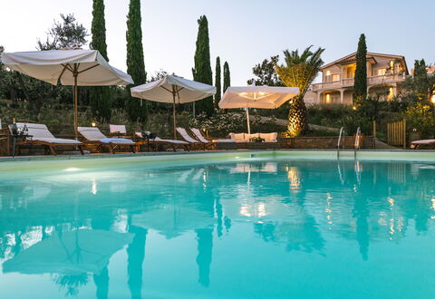 Le Due Ville: Water, Lucht, Zwembad, Gebouw, Boom, Fabriek, Arecales, Paraplu, Buitenmeubels, Vrije Tijd