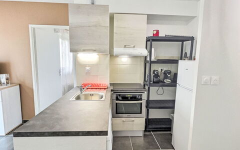 Valras Plage 110: Toestel Van De Keuken, Keuken, Countertop, Major Appliance, Flooring, Cabinetry, Meubilair, Huishoudapparatuur, Verdieping, Interieur Ontwerp