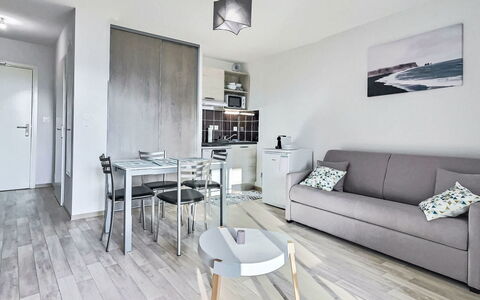 Valras Plage 110: Meubilair, Flooring, Verdieping, Interieur Ontwerp, Appartement, Kamer, Plafond, Stoel, Bankstel, Woonkamer