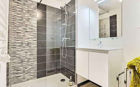 Valras Plage 110: Flooring, Verdieping, Interieur Ontwerp, Badkamer, Loodgieterswerkinrichting, Tegel, Loodgieter, Samengesteld Materiaal, Badkamerkast, Douche