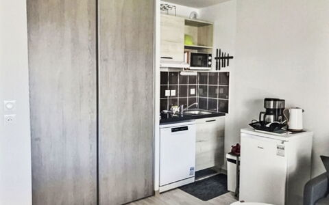 Valras Plage 110: Flooring, Verdieping, Interieur Ontwerp, Meubilair, Kamer, Appartement, Bed, Slaapkamer, Cabinetry, Kast