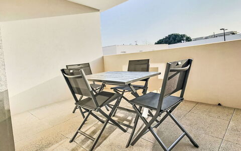 Valras Plage 110: Meubilair, Stoel, Buitenmeubels, Verdieping, Flooring, Tafel, Balkon, Buitentafel, Appartement, Keuken En Eettafel