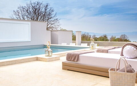 Villa Prestige: Water, Lucht, Wolk, Eigendom, Azure, Rechthoek, Interieur Ontwerp, Zwembad, Architectuur, Schaduw