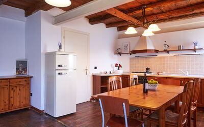 Oro del Lario 14.1: Meubilair, Cabinetry, Eigendom, Tafel, Hout, Stoel, Architectuur, Interieur Ontwerp, Keuken, Tableware