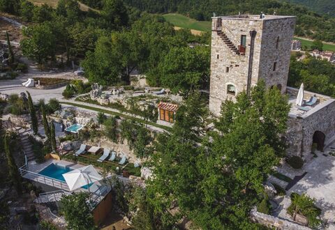 Villa Vetice: Eigendom, Fabriek, Gebouw, Natuur, Boom, Vegetation, Stedelijk Ontwerp, Woongebied, Huis, Landschap