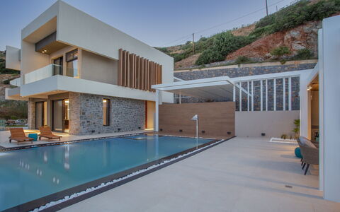 Nereid Luxury Villa: Lucht, Eigendom, Zwembad, Gebouw, Venster, Azure, Huis, Architectuur, Interieur Ontwerp, Schaduw