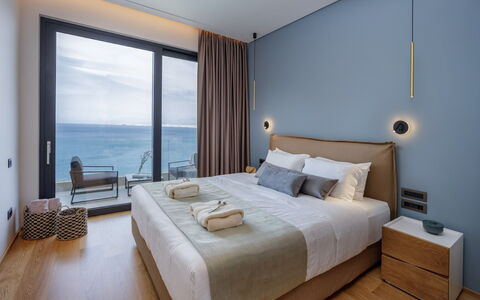 Nereid Luxury Villa: Meubilair, Gebouw, Eigendom, Comfort, Azure, Hout, Textiel, Hoofdkussen, Venster, Interieur Ontwerp