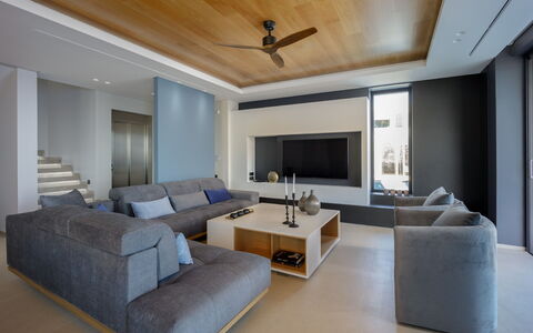 Nereid Luxury Villa: Bankstel, Meubilair, Fotolijst, Eigendom, Tafel, Comfort, Woonkamer, Verlichting, Interieur Ontwerp, Plafondventilator