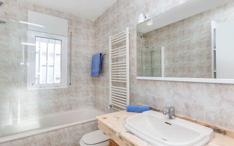 Canyadell: Badkamer, Loodgieterswerkinrichting, Flooring, Verdieping, Wastafel, Wastafel In De Badkamer, Wc Bril, Interieur Ontwerp, Toilet, Kraan