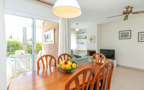 Canyadell: Meubilair, Flooring, Interieur Ontwerp, Verdieping, Plafond, Keuken En Eettafel, Stoel, Eetkamer, Kamerplant, Lichte Inrichting