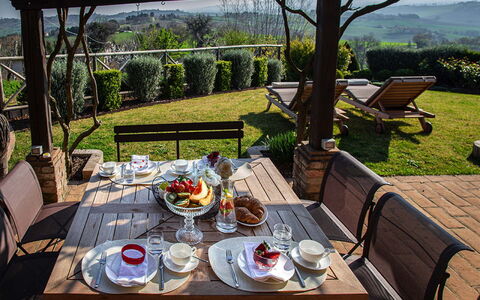 Villa Edelweiss: Tafel, Tableware, Fabriek, Voedsel, Meubilair, Eigendom, Lucht, Stoel, Buitentafel, Dishware