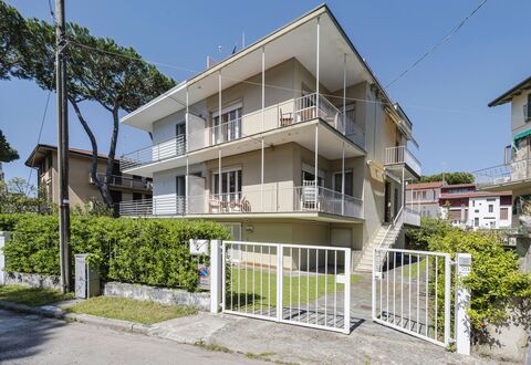 Casa Lelia: Fabriek, Lucht, Gebouw, Venster, Huis, Stedelijk Ontwerp, Land Lot, Boom, Hek, Condominium
