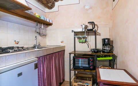 Santa Margherita: Cabinetry, Hout, Countertop, Gebouw, Fornuis, Keuken, Tafel, Toestel Van De Keuken, Kraan, Hardwood