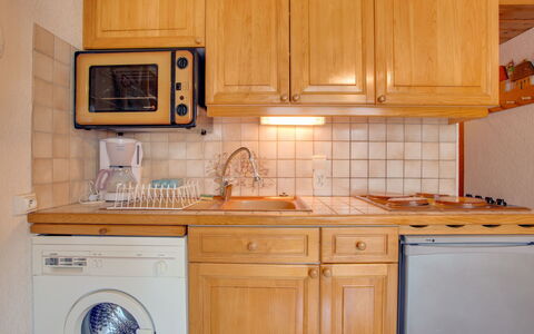Saint Gervais 185: Cabinetry, Countertop, Keuken, Kamer, Eigendom, Meubilair, Major Appliance, Magnetron, Huishoudapparatuur, Toestel Van De Keuken