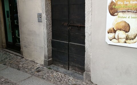 App. Il Sasso Di Olina: Deur, Weg Oppervlak, Tinten En Schaduwen, Facade, Steen, Flooring, Venster, Weg, Landschap, Kunst
