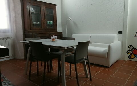 App. Il Sasso Di Olina: Gebouw, Meubilair, Tafel, Huis, Hout, Venster, Stoel, Interieur Ontwerp, Verdieping, Deur