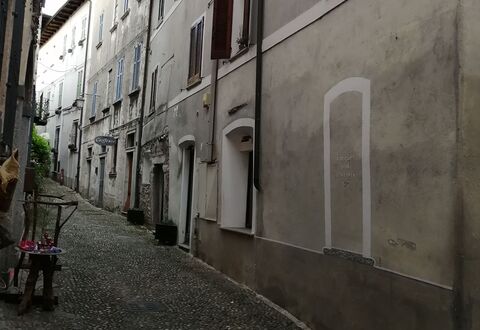 App. Il Sasso Di Olina: Venster, Gebouw, Infrastructuur, Weg Oppervlak, Bloempot, Lucht, Asfalt, Flooring, Tinten En Schaduwen, Weg