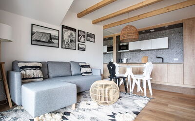 Zakopane 450: Meubilair, Gebouw, Tafel, Fabriek, Stoel, Kamerplant, Schaduw, Oranje, Interieur Ontwerp, Flooring