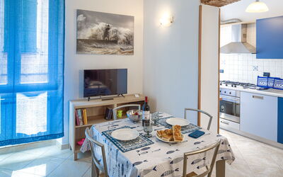 Apartment Mafalda 2: Tafel, Meubilair, Blauw, Cabinetry, Azure, Hout, Interieur Ontwerp, Stoel, Flooring, Woonkamer