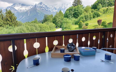 Le Tagre: Wolk, Lucht, Tafel, Tableware, Meubilair, Gebouw, Fabriek, Berg, Venster, Natuur