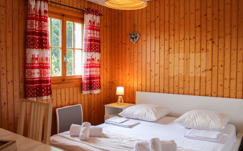 Chalet les Pitchounes: Meubilair, Eigendom, Licht, Comfort, Hout, Gebouw, Textiel, Verlichting, Interieur Ontwerp, Tafel