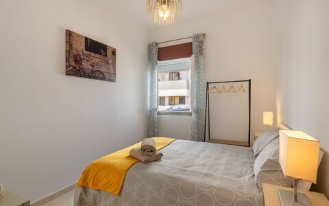 Magnolia: Fotolijst, Eigendom, Meubilair, Gebouw, Comfort, Interieur Ontwerp, Spiegel, Hout, Flooring, Geel