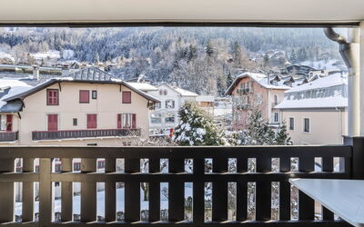 Saint Gervais 410: Gebouw, Sneeuw, Eigendom, Venster, Lucht, Hek, Huis, Boom, Hout, Ochtend