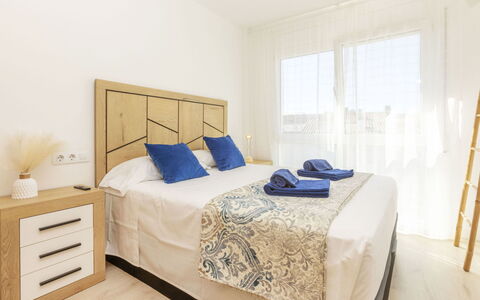 Montse: Meubilair, Bed, Interieur Ontwerp, Slaapkamer, Flooring, Verdieping, Laken, Bedding, Hout, Kamer