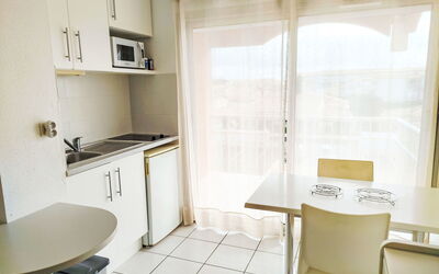 Primavera 919.3: Meubilair, Interieur Ontwerp, Verdieping, Flooring, Stoel, Keuken En Eettafel, Appartement, Kamer, Keuken, Countertop