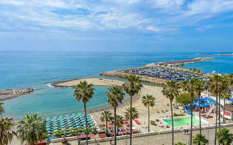 Vista Mare Borgo Peri: Water, Lucht, Wolk, Fabriek, Eigendom, Blauw, Azure, Natuurlijke Omgeving, Boom, Strand