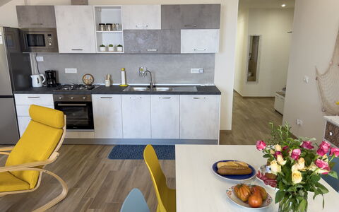 Vista Mare Borgo Peri: Meubilair, Cabinetry, Bloem, Tafel, Eigendom, Wastafel, Stoel, Countertop, Kraan, Tableware