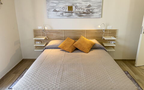 Vista Mare Borgo Peri: Eigendom, Meubilair, Comfort, Hout, Rechthoek, Textiel, Schaduw, Beige, Interieur Ontwerp, Huis