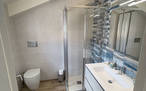 Vista Mare Borgo Peri: Loodgieterswerkinrichting, Spiegel, Kraan, Gebouw, Wastafel, Badkamer, Huis, Interieur Ontwerp, Hout