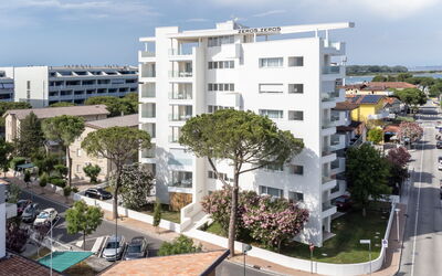 Lignano Sabbiadoro 686: Wolk, Lucht, Gebouw, Dag, Eigendom, Fabriek, Venster, Boom, Stedelijk Ontwerp, Blok Van De Toren
