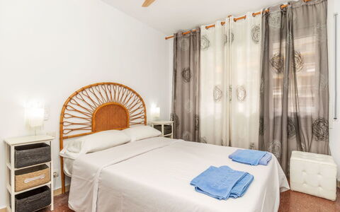 Felix: Bed, Slaapkamer, Meubilair, Interieur Ontwerp, Bedding, Laken, Verdieping, Textiel, Flooring, Kamer