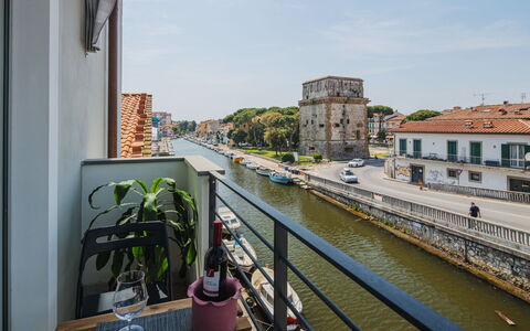 Appartamento Maestrale: Water, Lucht, Eigendom, Fabriek, Gebouw, Wolk, Zwembad, Boom, Woongebied, Gras