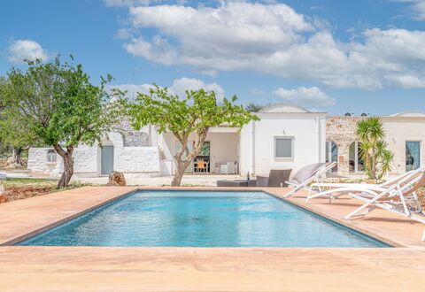 Bianco Trullo: Wolk, Water, Lucht, Eigendom, Zwembad, Fabriek, Azure, Gebouw, Schaduw, Boom