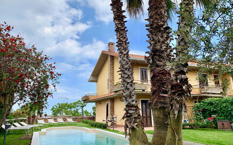 Villa Tricca: Fabriek, Lucht, Gebouw, Water, Wolk, Groen, Boom, Huis, Architectuur, Arecales