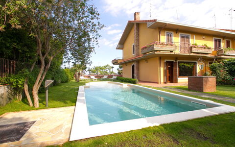 Villa Tricca: Water, Fabriek, Gebouw, Lucht, Wolk, Eigendom, Venster, Boom, Zwembad, Gras