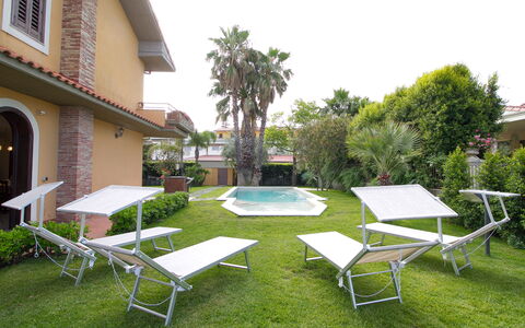 Villa Tricca: Fabriek, Tafel, Gebouw, Lucht, Schaduw, Boom, Zwembad, Buitenmeubels, Buitentafel, Stoel