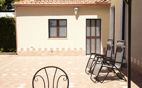 Villa Saponara: Meubilair, Verdieping, Flooring, Deur, Veranda, Buitenmeubels, Stoel, Beits, Schaduw, Binnenplaats