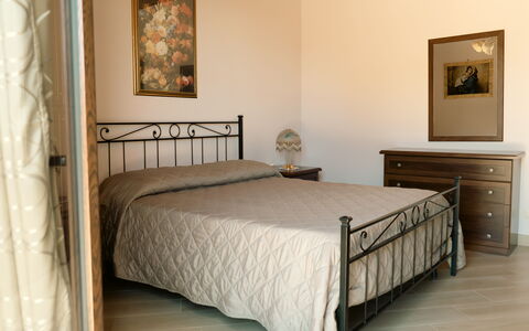 Villa Saponara: Bed, Meubilair, Slaapkamer, Bedding, Laken, Interieur Ontwerp, Flooring, Verdieping, Hout, Linens