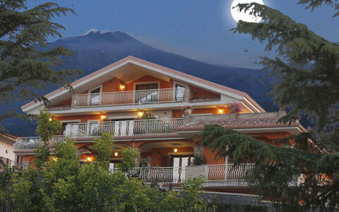 Etna Suites: Lucht, Fabriek, Eigendom, Gebouw, Licht, Natuur, Plantkunde, Boom, Berg, Venster