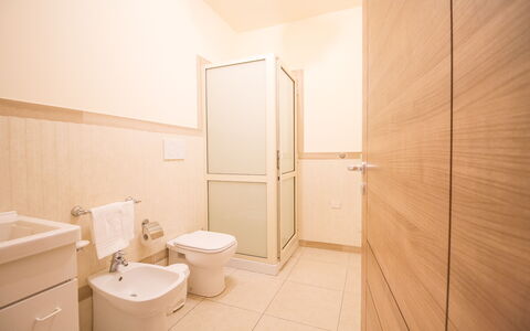Etna Suites: Loodgieterswerkinrichting, Eigendom, Badkamer, Gebouw, Wc Bril, Toilet, Wastafel In De Badkamer, Purper, Hout, Huis