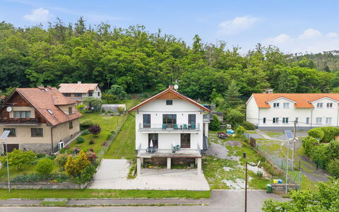 Zupanovice 100: Meubilair, Buitenmeubels, Stoel, Tuin, Backyard, Schaduw, Werf, Landscaping, Eco Hotel, Buitentafel